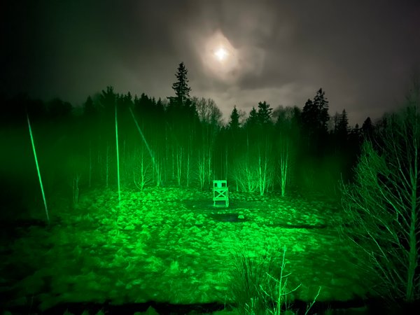 Valaistus mahdollistaa metsästyksen läpi yön.